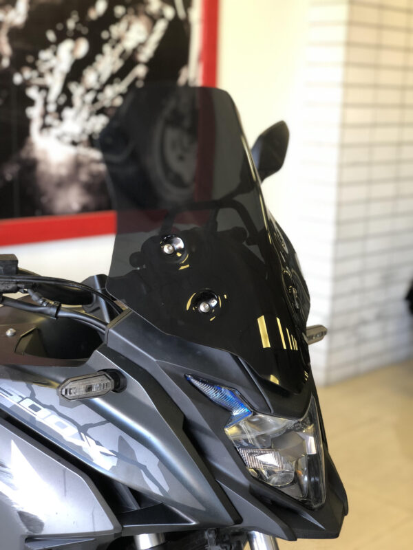 ⁦משקף ספורטיבי כהה להונדה CB500X⁩ – תמונה ⁦2⁩